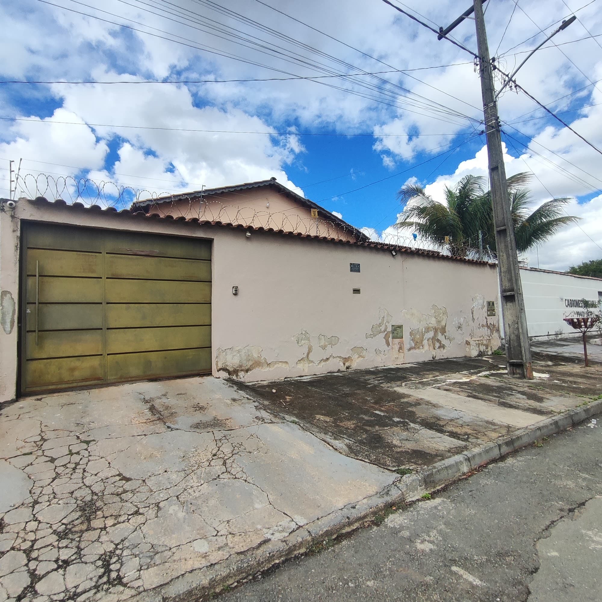 Casa 3 Qts com suíte e Barracão nos Fundos